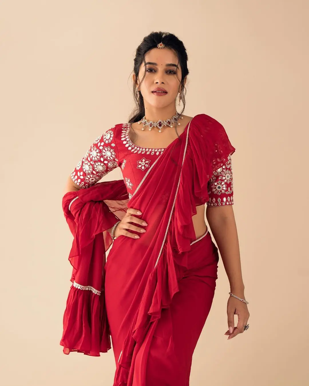 Indian Actress Mirnalini Ravi Images In Maroon Saree